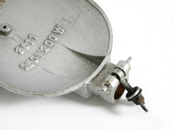 Image 1 of Rare grande lampe d'usine vintage des années 1950, en aluminium moulé et en verre.