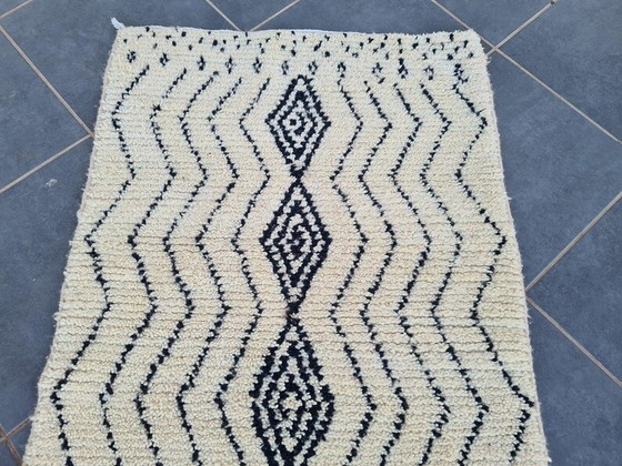 Image 1 of Tappeto Beni Ouraine in pura lana tradizionale bianca e nera, 150/250 cm