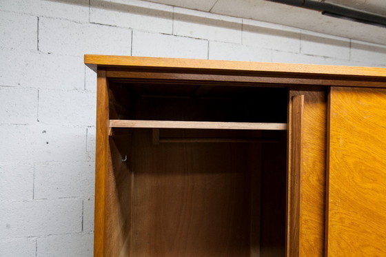 Image 1 of Kledingkast uit de jaren 50 met kompasvormige poten, schuifdeuren en een nieuw bovenblad.