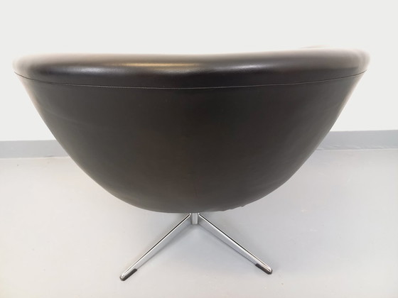 Image 1 of Vintage Scandinavische draaifauteuil van imitatieleer en chroom uit de jaren 70.