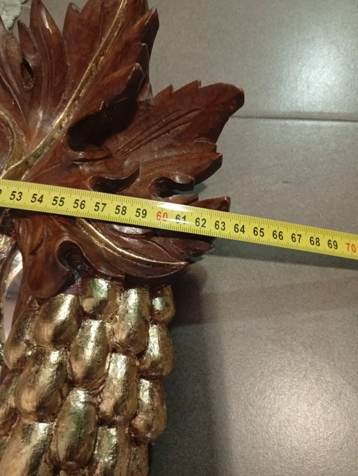 Belangrijke en spectaculair gebeeldhouwde wijnkelderspiegel