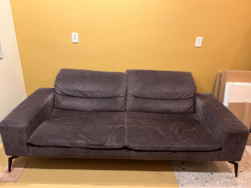 Banc violet unique en son genre, pouvant être placé dans différentes positions