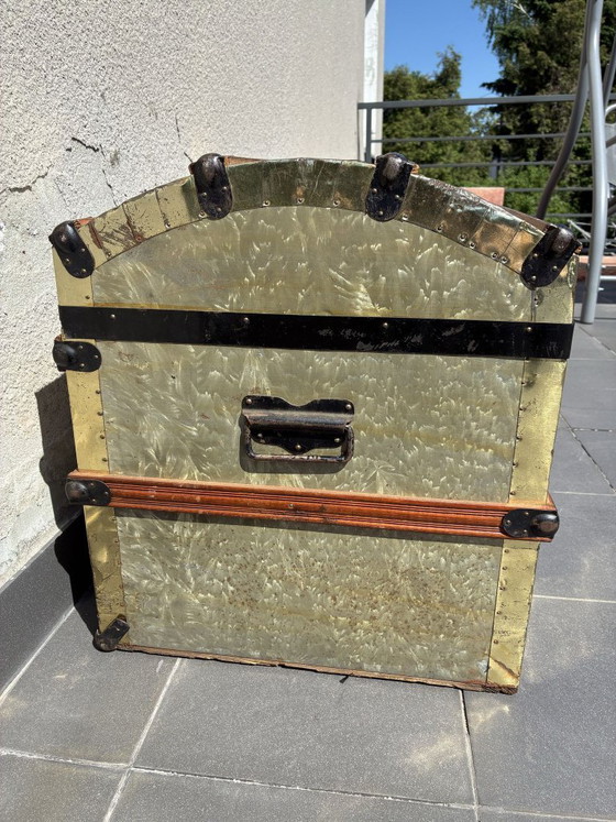Coffre de dot ancien en bois revêtu de tôle de laiton, Armoires de rangement, Doré (photo 2 sur 7)