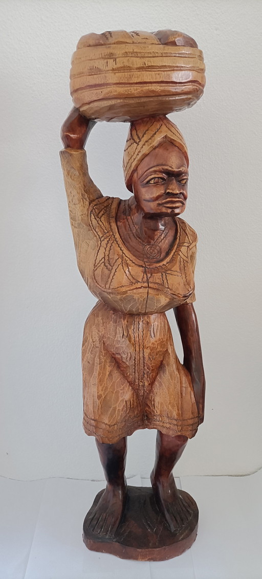 Statue africaine en bois sculpté d'environ 80 cm de haut
