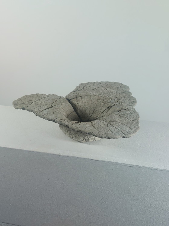 Image 1 of Coupe à fruits vintage en béton coulé, motif de feuille, pour bain d'oiseaux.