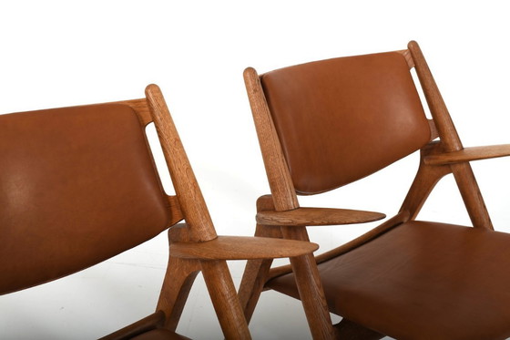 Image 1 of Par de sillones CH-28 de roble de la primera generación, diseñados por Hans J. Wegner.
