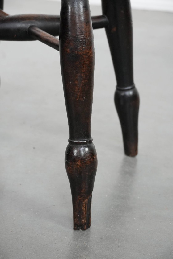 Image 1 of Engels antiek klassiek en tijdloos Windsor krukje uit de 18e eeuw