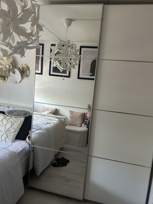 Belle armoire spacieuse ikea pax. DOIT PARTIR LE PLUS TÔT POSSIBLE