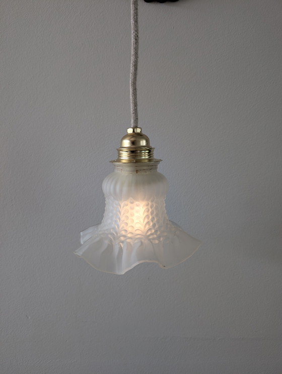 Image 1 of Bellissima e unica piccola lampada a sospensione vintage con paralume opalino