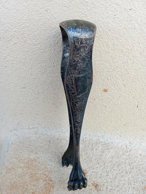 Image 1 of Antieke suikertang met klauwen en bloemversiering.