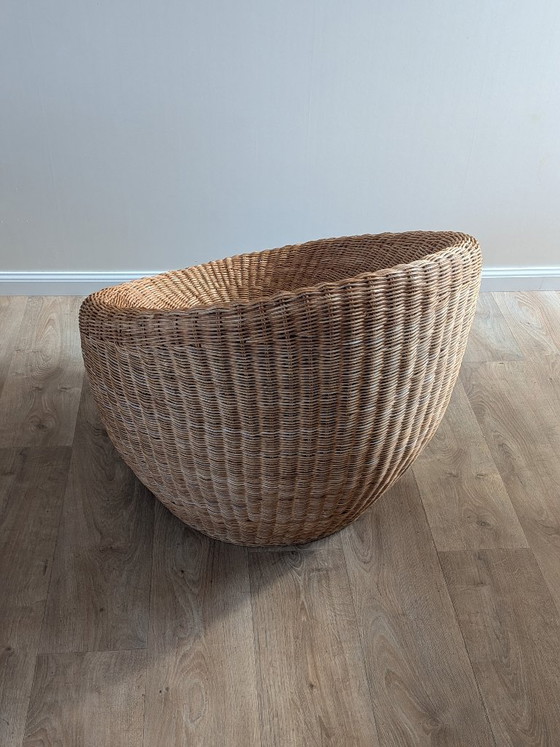 Image 1 of Fauteuil lounge « Nid d’oiseau » en rotin, style milieu du XXe siècle – Attribué à Isamu Kenmochi (années 1960)