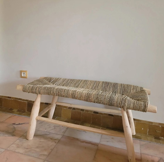 Bankje van eucalyptushout en gevlochten doum. (photo 2 of 6)