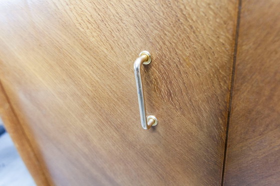 Image 1 of Armoire 1950 Mid-Century-Modern chêne en frisage 2 portes, 2 tiroirs, 4 étagères, 30cm de penderie et miroir 54x18cm