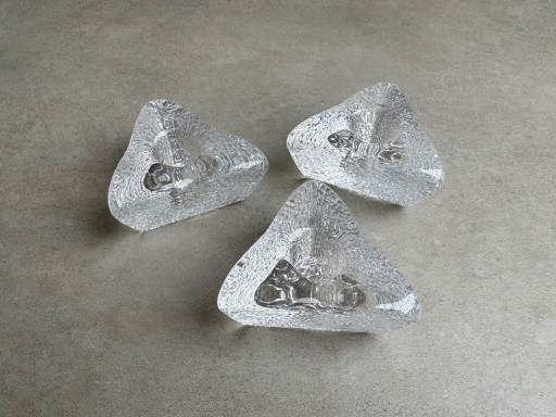 3er-Set Vintage-Kerzenhalter aus Glas in Dreiecksform – kandelaars en kaarsen