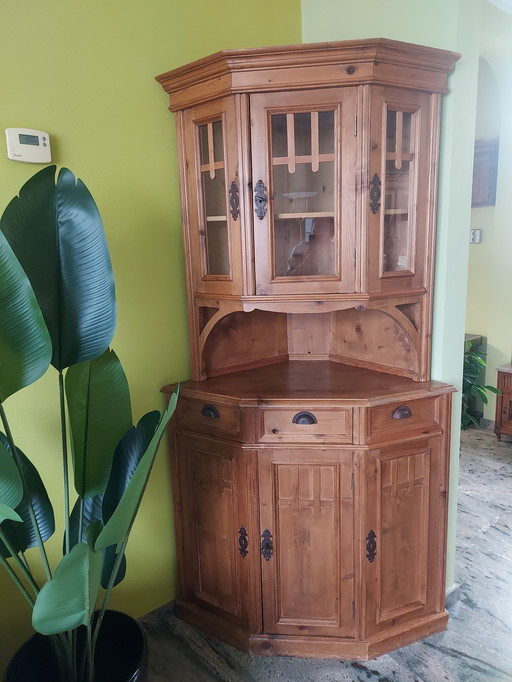 Schöner Eckschrank