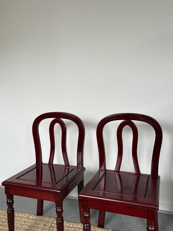 Image 1 of Ensemble vintage/antique de chaises d'enfant chinoises en bois laqué rouge vin, hauteur 72 cm