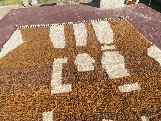 Image 1 of Vintage Beni Ouarain vloerkleed 330x230 cm – Handgeknoopt Marokkaans Berber tapijt – Wol in bruin en crème met minimalistisch 