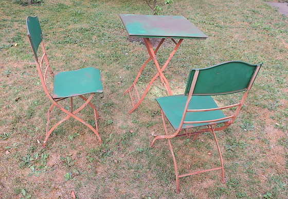 Image 1 of Tuintafel en 2 stoelen van verweerd, geverfd ijzer uit het midden van de 20e eeuw, jaren 60.
