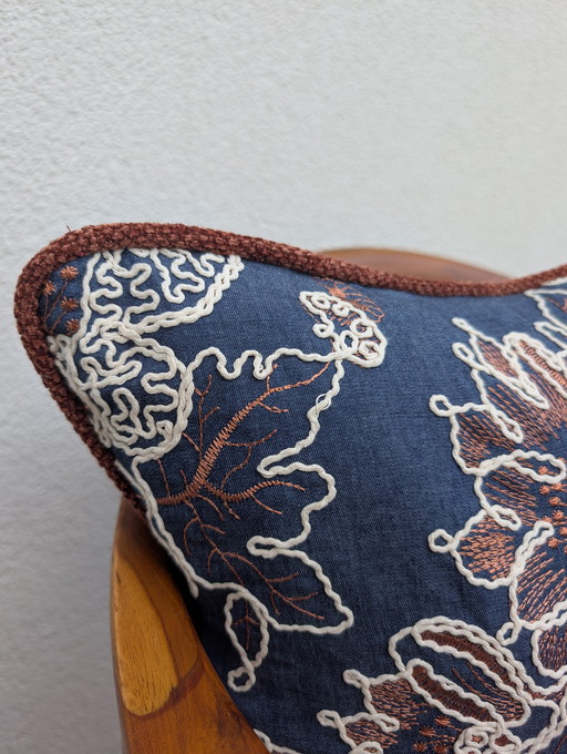 Cojín decorativo con flores bordadas