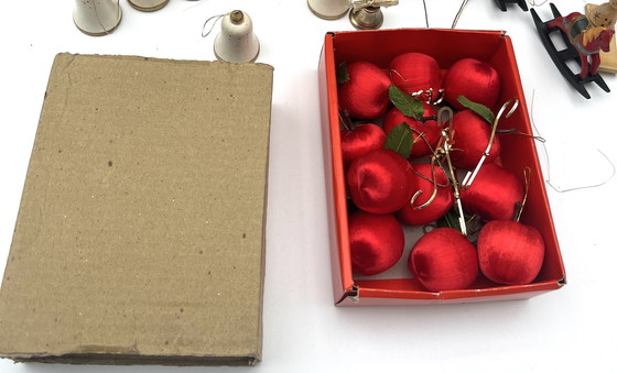 Image 1 of Ampia collezione di vecchi addobbi natalizi: legno, pigne, figure, mele