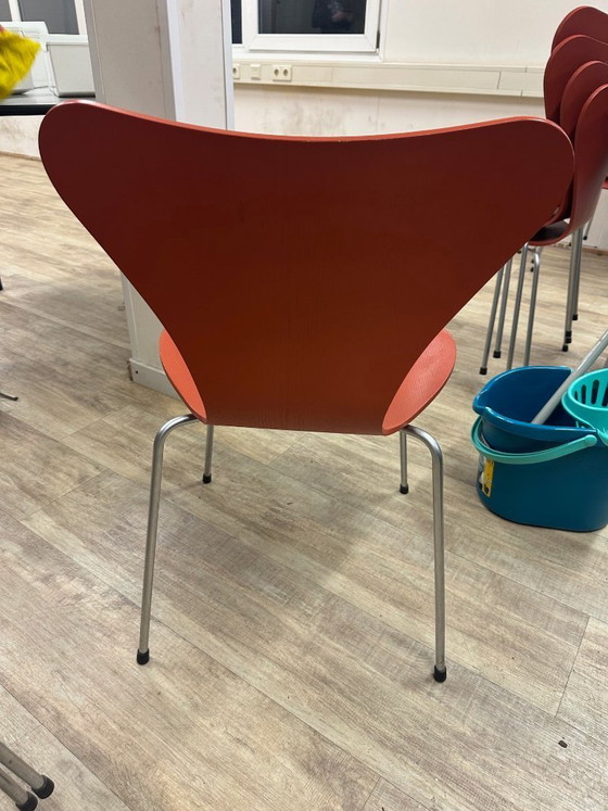 Image 1 of 16 Arne Jacobsen - 7-teiliger Stuhl aus orangefarbener Eiche - Modell 3107 Fritz Hansen