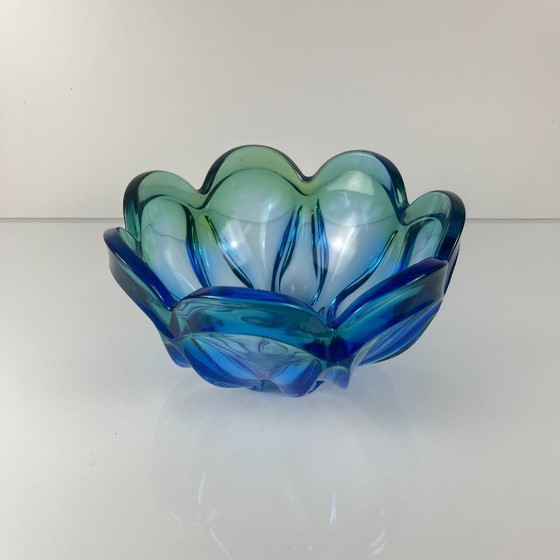Image 1 of Murano glazen schaal/grote sieradenschaal, bloemvormig, groen-blauwe kleurovergang, 1960