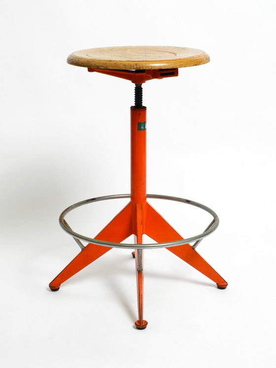 Image 1 of Seltener massiver italienischer Mid Century Industrial Metallhocker von Mautren in seltenem Orange | mit höhenverstellbarer Sitz