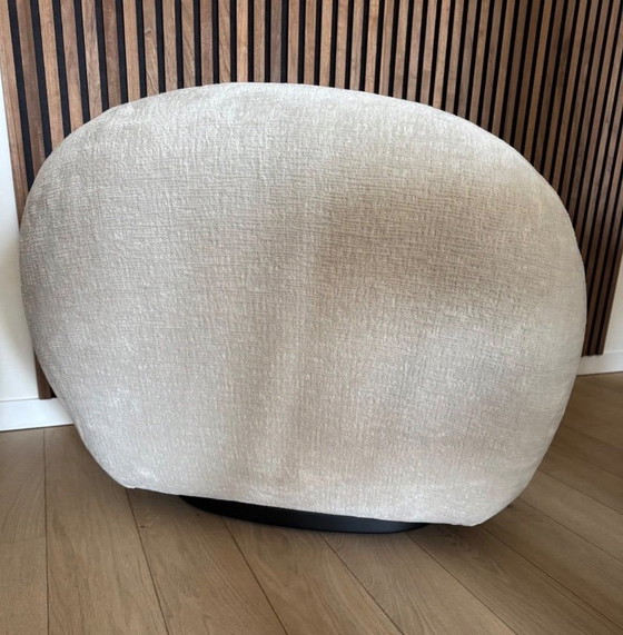 Gubi Pacha Fauteuil in Luxe Chenille Stof – Textile (photo 6 of 8)