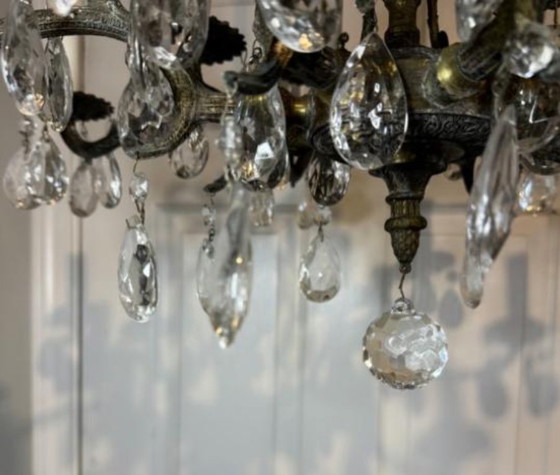 Image 1 of Lampadario antico vintage in ottone fuso decorato con 16 candele e 8 bracci in cristallo