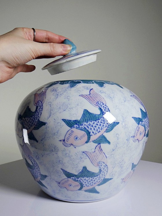 Image 1 of Vaso o pentola cinese d'epoca con coperchio e motivi di carpe koi