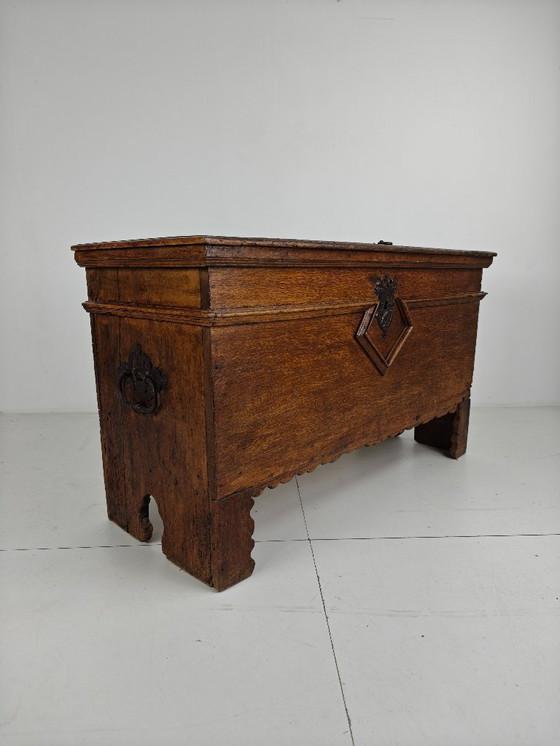 Image 1 of Elegante cofre de roble del siglo XVIII – datado en 1756