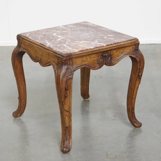 Ancienne table d'appoint carrée française de la fin du XVIIIe siècle avec cadre en bois et plateau en marbre