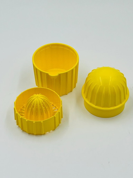 Modernistischer, geschnitzter, geriffelter Zitronenpresser – Küchenzubehör, Plastic (photo 5 of 8)
