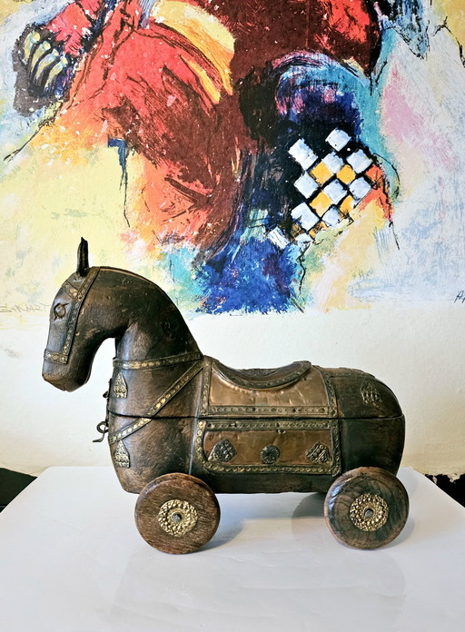 Figurine vintage de cheval en bois sculpté avec des éléments en laiton.