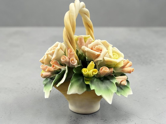 Image 1 of Capodimonte – Cestino di Rose Alta Manifattura, Porcellana Modellata a Mano, Miniatura d'Arte 10,5cm, Made in Italy