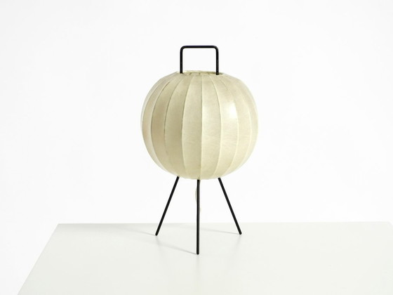 Image 1 of Rarissima e bellissima lampada da tavolo a bozzolo con treppiede in stile Mid-Century Modern.