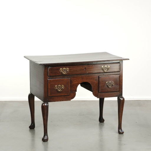 Elegant 18th-century English oak lowboy/side table with a luxurious appearance