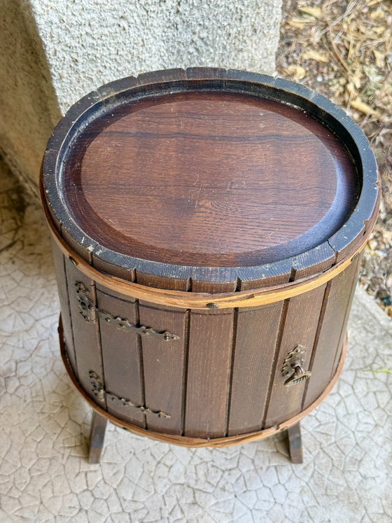 Image 1 of Meuble bar vintage en forme de tonneau 