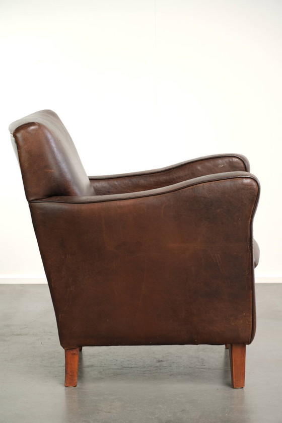 Stoere vintage schapenleren armchair met een mooi patina en een tijdloos Engels design in een subtiel formaat (photo 3 of 12)