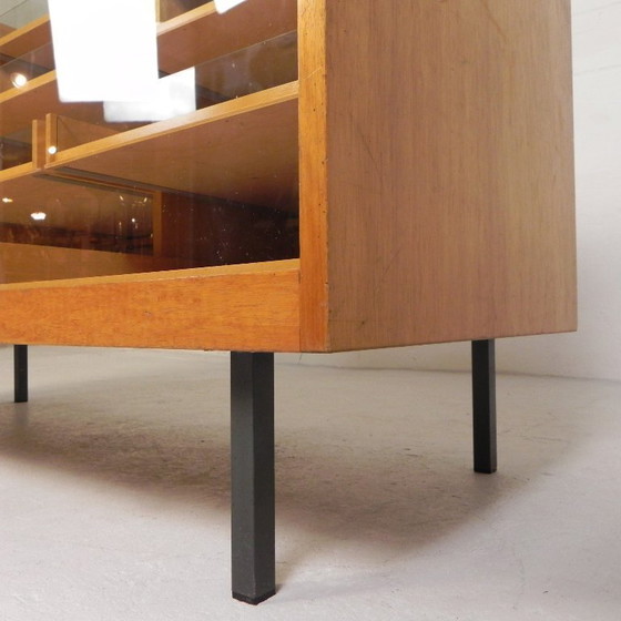 Image 1 of Mostrador/vitrina de exhibición de Ladenbau Brixius, 150 cm de largo, década de 1950.