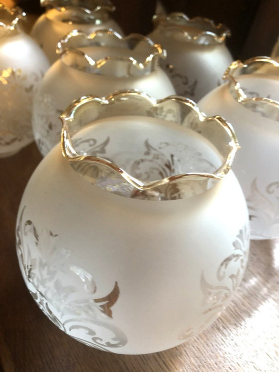 Image 1 of Lot de 8 globes en verre Art Deco, motif floral et bord festonné irisé doré