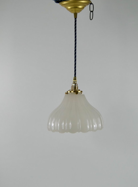 Image 1 of Elegante lámpara de techo Holophane de cristal blanco acanalado con soporte de pantalla de latón