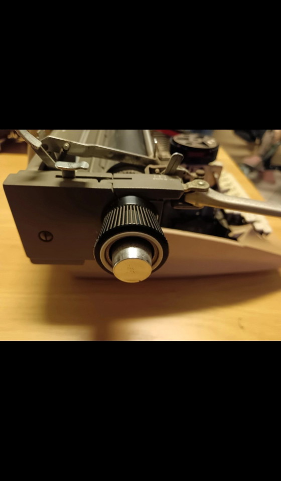 Image 1 of Machine à écrire des années 60 et 70 - Remington