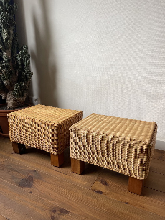 Image 1 of Set di 2 poggiapiedi vintage in rattan