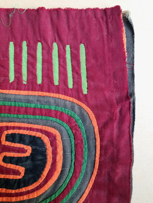 Textile Mola vintage cousu à la main du peuple Kuna en Amérique latine.