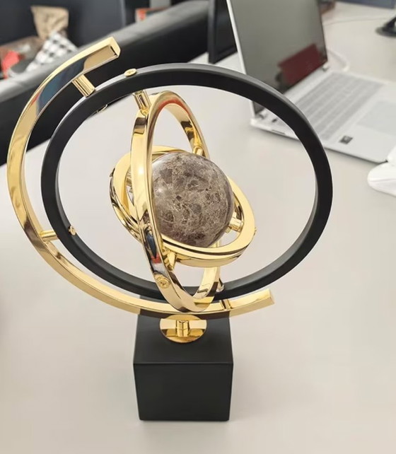 Neue moderne abstrakte Skulptur aus Eisen mit Globus-Optik in Schwarz und Gold, Kunstdekor mit rechteckigem (photo 6 of 9)