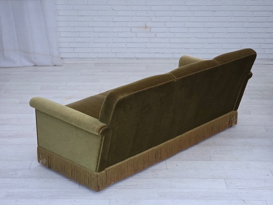 Image 1 of Deense 3-zitsbank uit de jaren 70, groen meubelvelours, poten van teakhout.