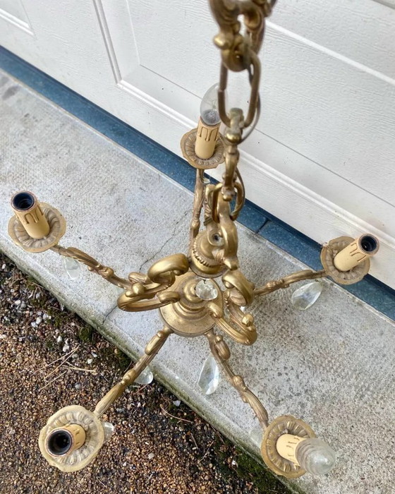 Image 1 of Lampadario in ottone a 5 bracci in stile Luigi XV con gocce di cristallo