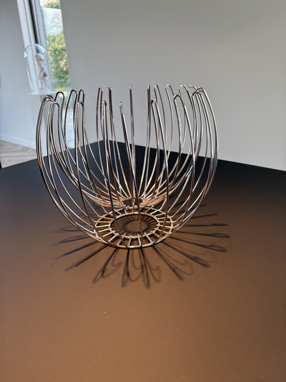 Image 1 of Cesta de fruta de diseño fabricada en acero inoxidable.