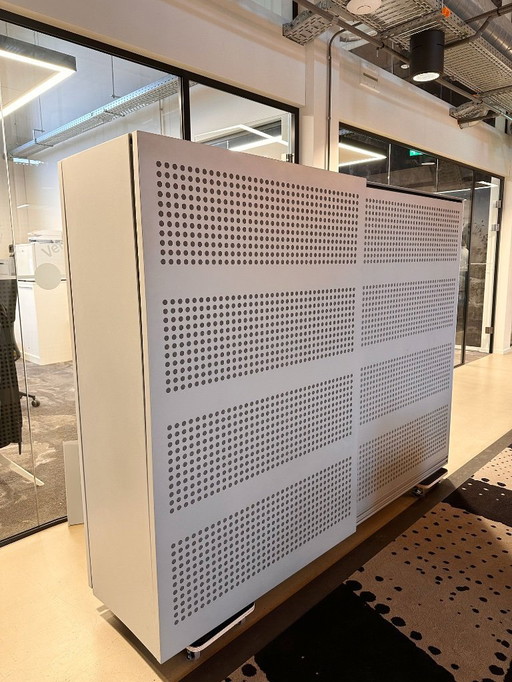 Armadio con anta scorrevole acustica Lensvelt Stealth utilizzabile anche come divisorio per ambienti